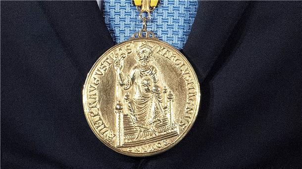 Karlspreis für Präsident Selenskyj und ukrainisches Volk Der Karlspreis 2023 geht an den ukrainischen Präsidenten Wolodymyr Selenskyj und das ukrainische Volk.