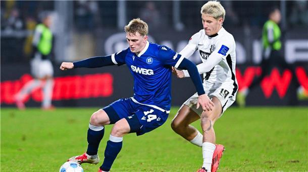 Der Karlsruher SC mit Mikkel Kaufmann (l) und die SV Elversberg mit Likas Pinckert kamen mit deutlich mehr Schwung aus der Pause.