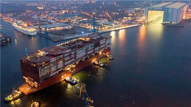 Der Kasko des Kreuzfahrtschiffes „Global Dream“ erreicht Wismar.