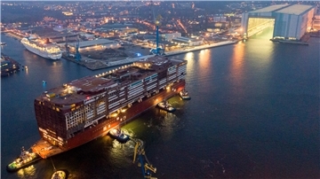 Der Kasko des Kreuzfahrtschiffes „Global Dream“ erreicht Wismar.