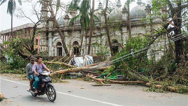 Extremwetter-Jahr: Von Wassermassen und Wirbelstürmen Der Kategorie-5-Zyklon „Mocha“ hat im Mai in Teilen von Myanmar und Bangladesch schwere Verwüstungen angerichtet.
