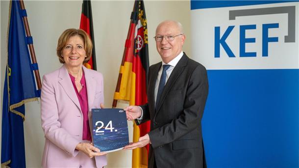 Der KEF-Vorsitzende Martin Detzel übergibt den 24. KEF-Bericht an Ministerpräsidentin Malu Dreyer.
