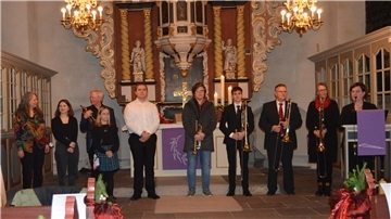 Einige Musiker der Weihnachtsmusik im Kerzenschein