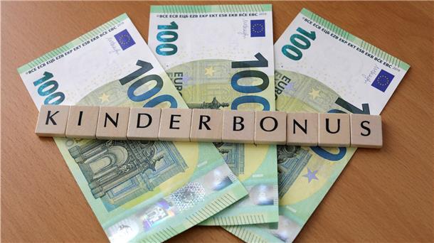 Der Kinderbonus in Höhe von 300 Euro wird mit dem Kindergeld ausgezahlt.