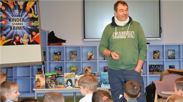 Der Kinderbuchautor Boris Pfeiffer entführte die Grundschüler aus Drangstedt und Elmlohe unterhaltsam in die spannende Welt der Detektivgeschichten.