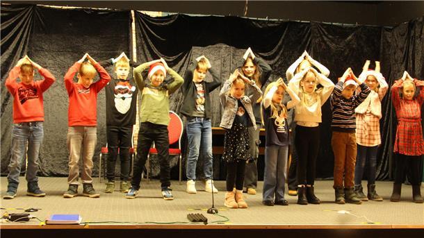 Tradition in Abbehausen: So lief die Weihnachtsfeier des Ummenschen Fundus Kinder stehen auf einer Bühne und führen etwas vor.