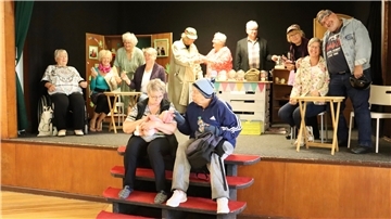 Der Kiosk aus einem alten Stück ersteht wieder auf. Die Theatergruppe der Seefelder Mühle geht mit Humor und Elan zur Sache.