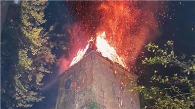 800 Jahre Geschichte und ein Feuer: Kirchenbrand ist Schreck der Woche Der Kirchturm der Wulsdorfer Dionysiuskirche brannte in der Nacht zu Mittwoch.
