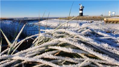 Wremen und der Leuchtturm „Kleiner Preuße“ im Schnee
