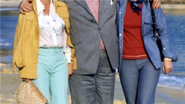 Der Kölner Volksschauspieler Willy Millowitsch mit seiner Frau Gerda (l) und Tochter Mariele.