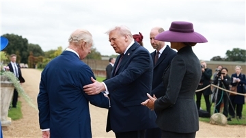Der König und der Präsident begrüßen sich.