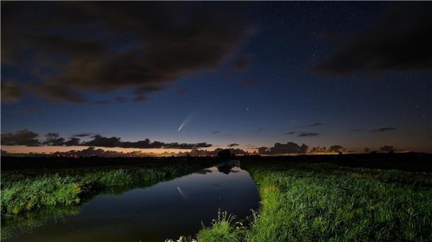 Der Komet „Neowise“ hat viele Hobbyfotografen nachts auf die Felder getrieben.
