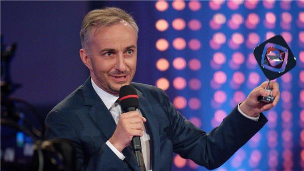 Sandmännchen und schrille Kostüme: Grimme-Preise verliehen Der Komiker Jan Böhmermann steht mit dem Preis in der Kategorie „Unterhaltung“ auf der Bühne.