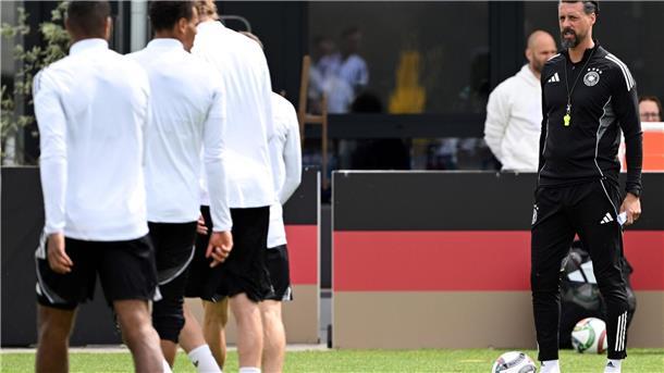 Spielerversteher Wagner und der letzte (kleine) Final-Job Der Kommandogeber auf dem Trainingsplatz: Sandro Wagner (r) beim Abschlusstraining vor dem Frankreich-Spiel.
