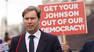 Der konservative Abgeordnete Tobias Ellwood hat wegen anhaltender Kritik sein Amt im britischen Verteidigungsausschuss niedergelegt.