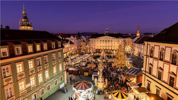 Weihnachten in Brünn: Turbomošt, Drachen und Lichterglanz Der Krautmarkt in Brünn erstrahlt im Winter in weihnachtlichem Glanz.