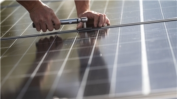 Der Kreis will zunächst drei Gebäude dahingehend untersuchen, ob sie sich für die Installation einer Photovoltaikanlage eignen. Das Pilotprojekt soll Grundlage eines Konzeptes werden.