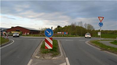 Der Kreisel am Gewerbegebiet Lox Park nahe der Autobahnabfahrt Stotel soll in diesem Jahr von Grund auf saniert werden.