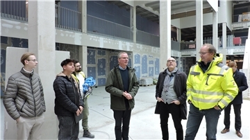 Der Kreisschulausschuss besichtigt den Neubau der Berufsbildende Schulen in Bremervörde. Projektleiter Andreas von Fintel (Mitte) gibt Erläuterungen.