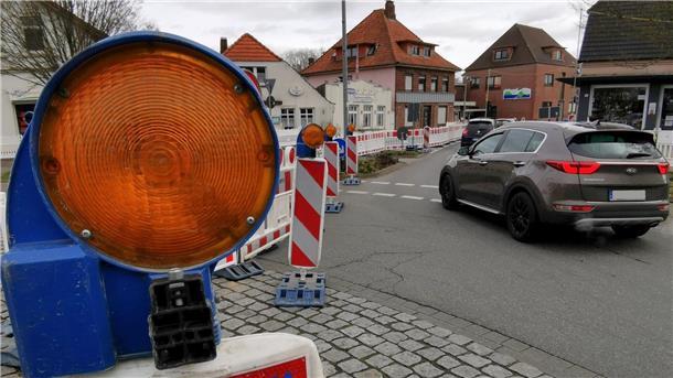 Der Kreisverkehr bei der Friedeburg ist seit Montagmorgen Baustellenbereich. So lief es an Tag eins aus Sicht der Stadt.