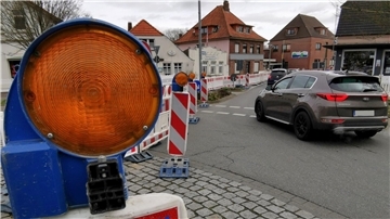Der Kreisverkehr bei der Friedeburg ist seit Montagmorgen Baustellenbereich. So lief es an Tag eins aus Sicht der Stadt.