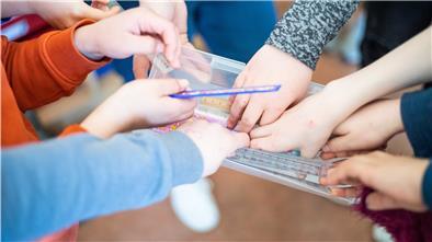 Der Krisenstab befürchtet eine Infektionswelle unter ungeimpften Kindern und Jugendlichen, wenn sie in den Schulen nach den Sommerferien wieder eng zusammenkommen und die Temperaturen sinken.