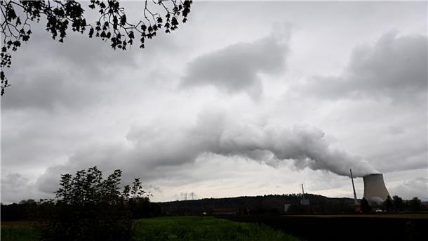 Der Kühlturm des Atomkraftwerks Isar 2 im Landkreis Landshut.