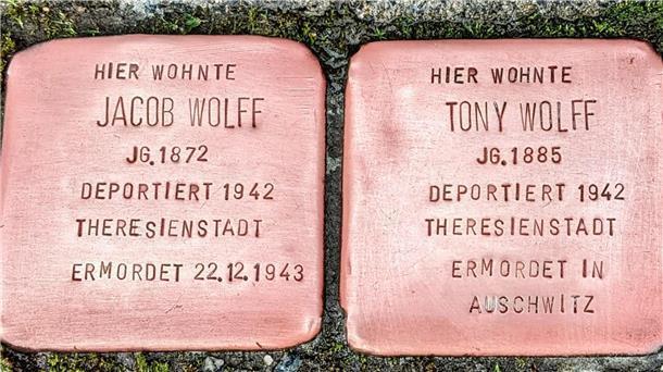 Der Künstler Gunter Demnig verlegt am 26. August 2004 die beiden Stolpersteine an der Osterstader Straße 21 in Sandstedt in Gedenken an die ehemaligen Bewohner Jacob Wolff und Tony Wolff. Die beiden Juden wurden 1942 von den Nazis deportiert und später im KZ ermordet.