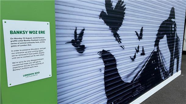Durch Replik ersetzt: Londoner Zoo baut Banksys Kunstwerk ab Der Künstler hatte neun verschiedene Bilder in der Stadt veröffentlicht.