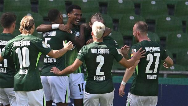 Rekordsieg für Wolfsburg bei Pflichtspiel-Debüt von Simonis Der kurz zuvor eingewechselte Moritz Jenz (4.v.l.) traf zur Wolfsburger Führung.