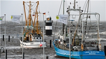 Der Kutterhafen in Wremen steht unter Wasser. Wo sonst Spaziergänger am „Kleinen Preußen“ den Blick aufs Wasser genießen, tobt Sturmtief „Zoltan“.
