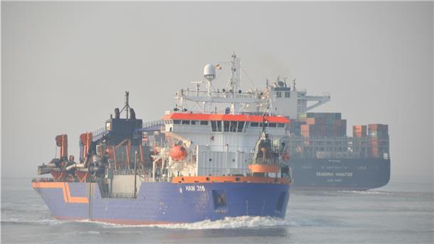 Verschlickte Häfen: Kopierte Hamburg Modellvorschlag aus Cuxhaven?  Der Laderaumbagger „Ham 316“ bringt Sand und Schlick ins offene Meer. Das ist in den Augen von Kritikern ineffektiv und viel zu teuer.