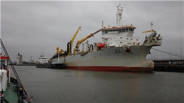 Der Laderaumsaugbagger „Kaishuu“ transportiert regelmäßig Baggergut aus dem Hamburger Hafen zur Verbringstelle Tonne E 3 in der Nordsee bei Helgoland. 