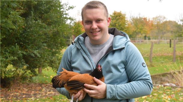 Geflügelpest im Cuxland: Züchter sperrt alle seine Hühner ein Der Lamstedter Michael Bornemann züchtet seltene Hühnerrassen. Er bedauert, dass er seine Tiere jetzt im Stall halten muss. Für ihn ist dies jedoch angesichts der grassierenden Geflügelpest eine notwendige Vorsichtsmaßnahme.