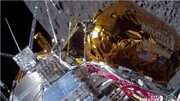 Der Lander mit dem Spitznamen „Odysseus“ ist etwa so groß wie eine altmodische britische Telefonzelle, hat Aluminium-Beine, wiegt rund 700 Kilogramm und kann etwa 130 Kilogramm Ladung mitnehmen.