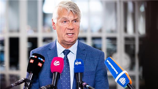 Tödliche Polizeischüsse - Beamte in „Hochstresssituation“ Der Landespolizeipräsident in Niedersachsen, Axel Brockmann, hat im Landtag über den aktuellen Stand der Ermittlungen nach den tödlichen Schüssen in Oldenburg informiert.