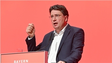 Der Landesvorsitzende der SPD in Bayern, Florian von Brunn, ist zum Spitzenkandidaten für die Landtagswahl 2023 gewählt worden.