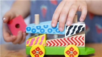  Kinder spielen im Rahmen eines Pressetermins in einer Kindertagespflege. 