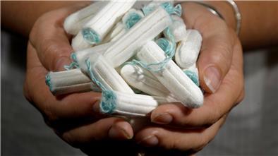 Eine Frau hält Tampons in den Händen.