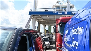 Der Landkreis Wesermarsch will erst ein Konzept für den künftigen Betrieb der Fähre Blexen-Bremerhaven sehen, bevor er über einen Wiedereinstieg in die Weserfähre GmbH ernsthaft nachzudenken bereit ist.