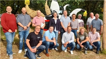 Der Landvolk-Vorsitzende Alexander von Hammerstein (hinten, rechts) hat kürzlich Landwirte, Lohnunternehmer sowie Vertreter des Maschinenrings und der Gemeinden zu einem „Wegegespräch“ in Kuhstedt eingeladen.