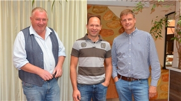 Der Landvolk-Vorsitzende Alexander von Hammerstein (von links), sein Stellvertreter Jan Pape und Carsten Hoops, der Geschäftsführer des Landvolk-Kreisverbandes Rotenburg-Verden, hatten beim Fototermin noch gute Laune. Das Thema Blauzungenkrankheit bereitet ihnen allerdings große Sorgen.