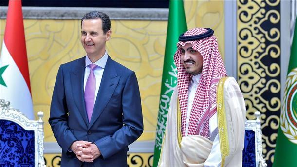 Assad bei Arabischer Liga: Wiedersehen mit alten Freunden Der lange isolierte syrische Präsident Baschar al-Assad (l) ist zum Gipfeltreffen der Arabischen Liga in Saudi-Arabien eingetroffen.