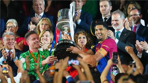 Finale Tumulte: Rüdiger-Eklat bei Barças Pokaltriumph Der lange verletzte Marc-Andre ter Stegen (l) nahm gemeinsam mit Ersatzkapitän Ronald Araujo den Pokal entgegen.