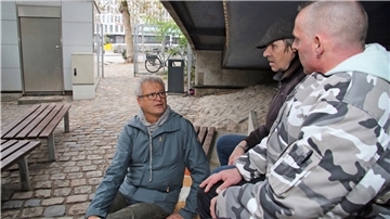 Der langjährige Leiter der diakonischen Wohnungslosenhilfe in Bremen, Bertold Reetz (65), im Gespräch mit Wohnungslosen.