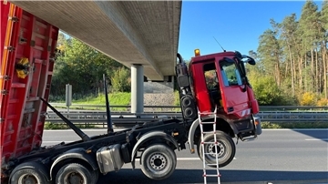 Der Laster auf der A 73 bei Strullendorf (Landkreis Bamberg) mit ausgefahrener Ladefläche.