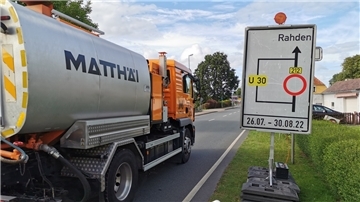 Der Lastwagen der Firma Matthäi darf geradeaus weiterfahren - schließlich ist das Unternehmen für die Sanierung der B212 zwischen Burgstraße und Burhaver Straße zuständig. Fast alle anderen Lkw müssen in Ellwürden links abbiegen und die Umleitung nehmen. Eine Verkehrssicherungsfirma sorgt jetzt dafür, dass sich kein Brummi verirrt.