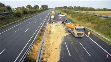 Der Lastwagen hat seine Ladung auf der Autobahn 1 verloren.