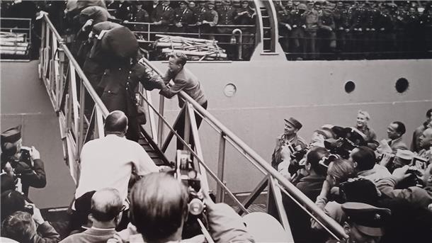 Ein Schwarz-weiß-Foto. Der legendäre Augenblick: Elvis Presley geht in Bremerhaven an Land. An der Gangway klammert Helge Rothenberg für ein Autogramm – er bekam es nicht.