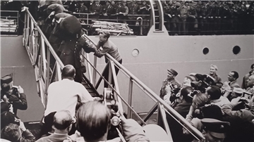 Ein Schwarz-weiß-Foto. Der legendäre Augenblick: Elvis Presley geht in Bremerhaven an Land. An der Gangway klammert Helge Rothenberg für ein Autogramm – er bekam es nicht.